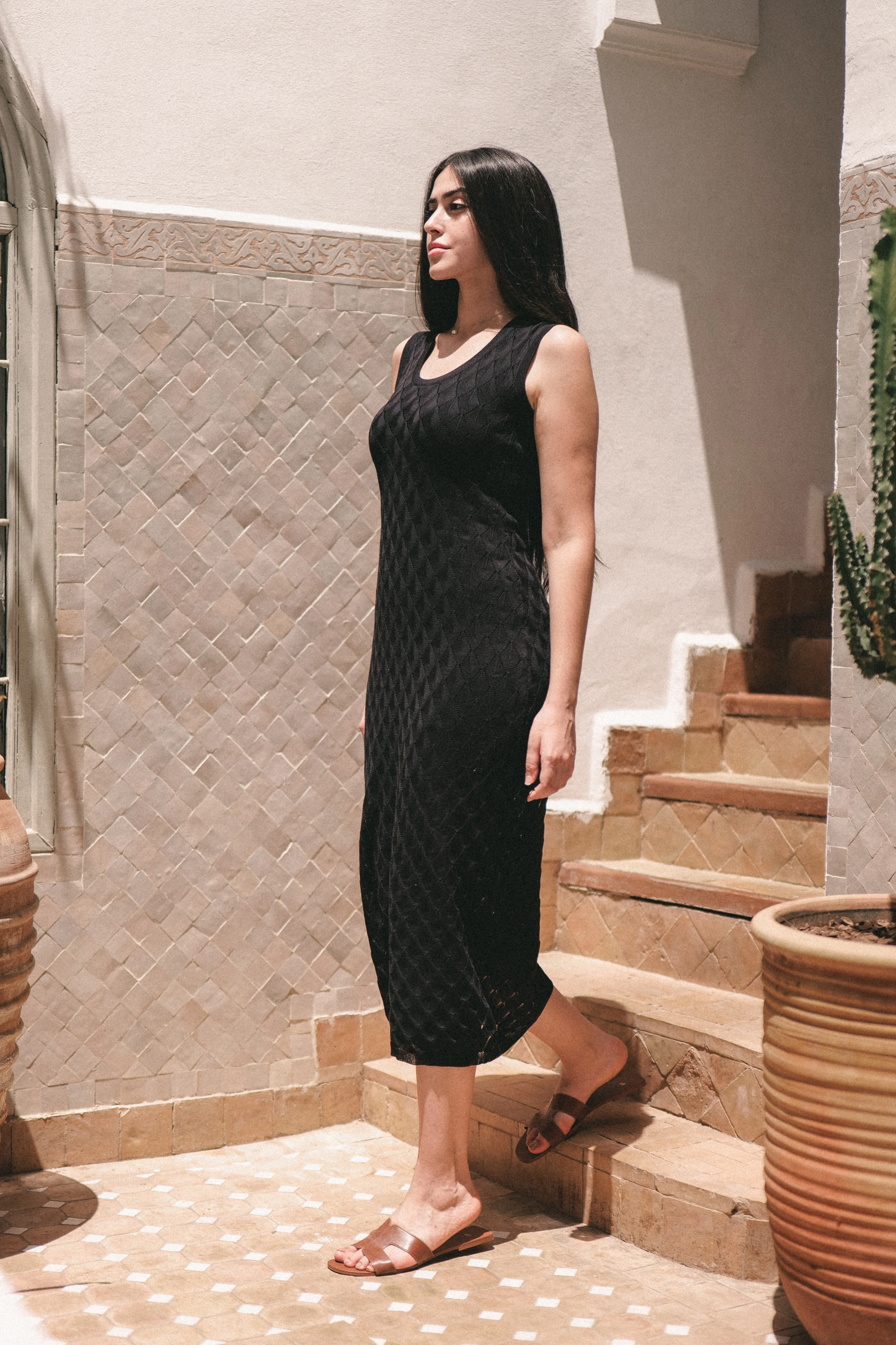 ADRIANNA SLEEVELESS LONG KNIT DRESS (BLACK) - Image 4