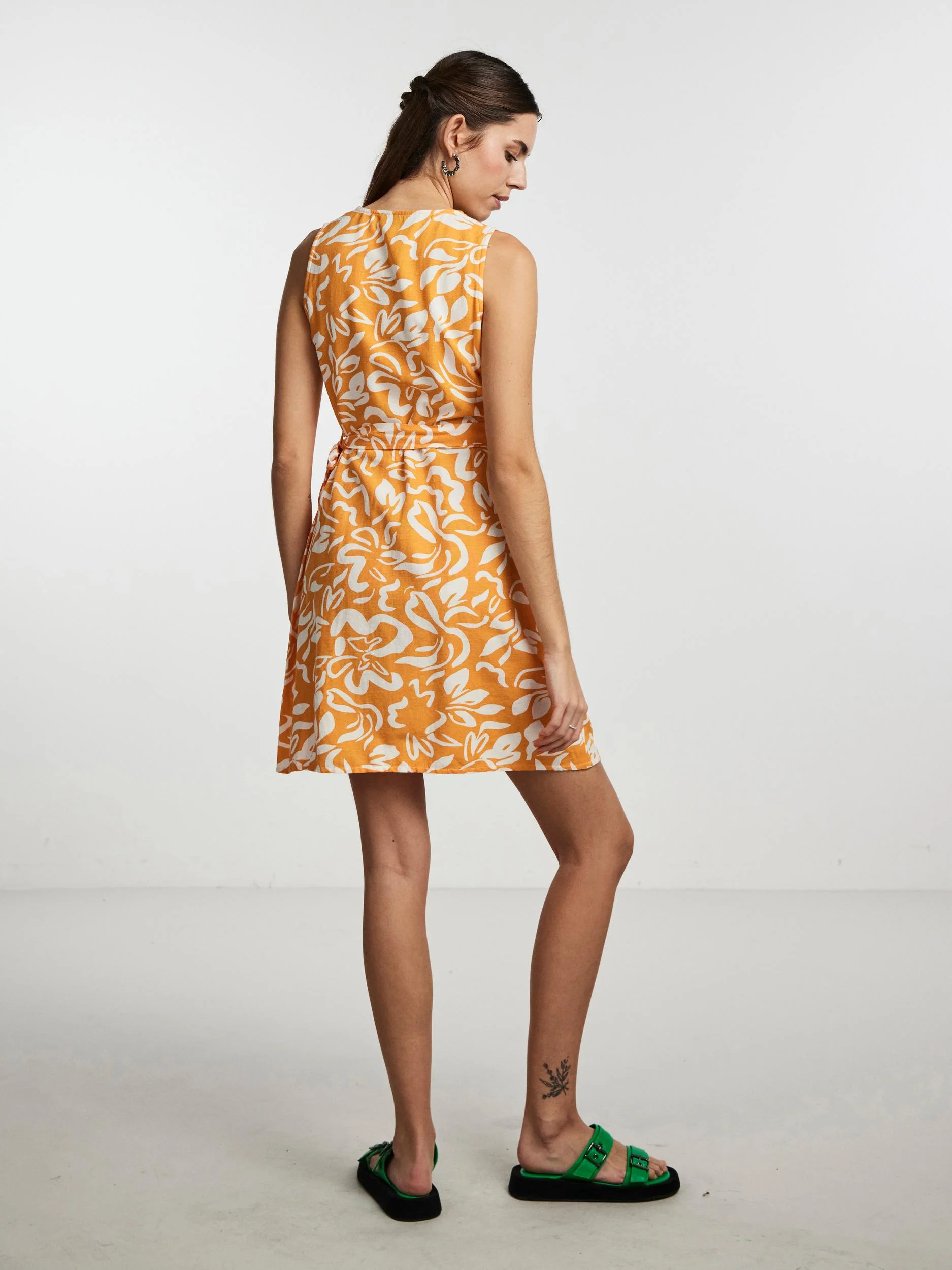 CLARISA WRAP LINEN DRESS (FLAME ORANGE/CREAM) - Image 4