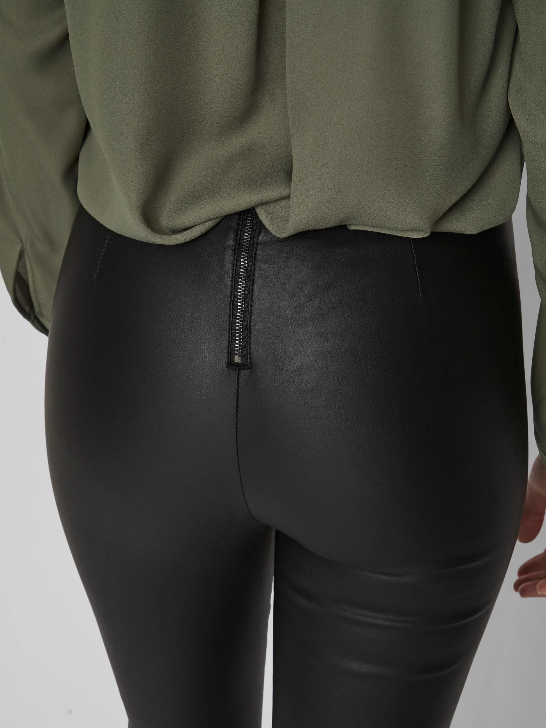 COMMIT COATED PANTS (BLACK) - Image 4