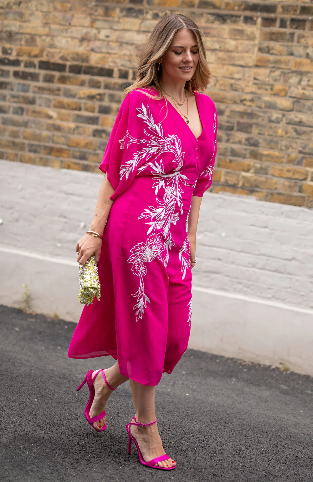 THE CHRISTINE EMBROIDERED FLUTTER SLEEVE PLUNGE NECK MIDI DRESS (PINK/WHITE) CURVE - Image 2