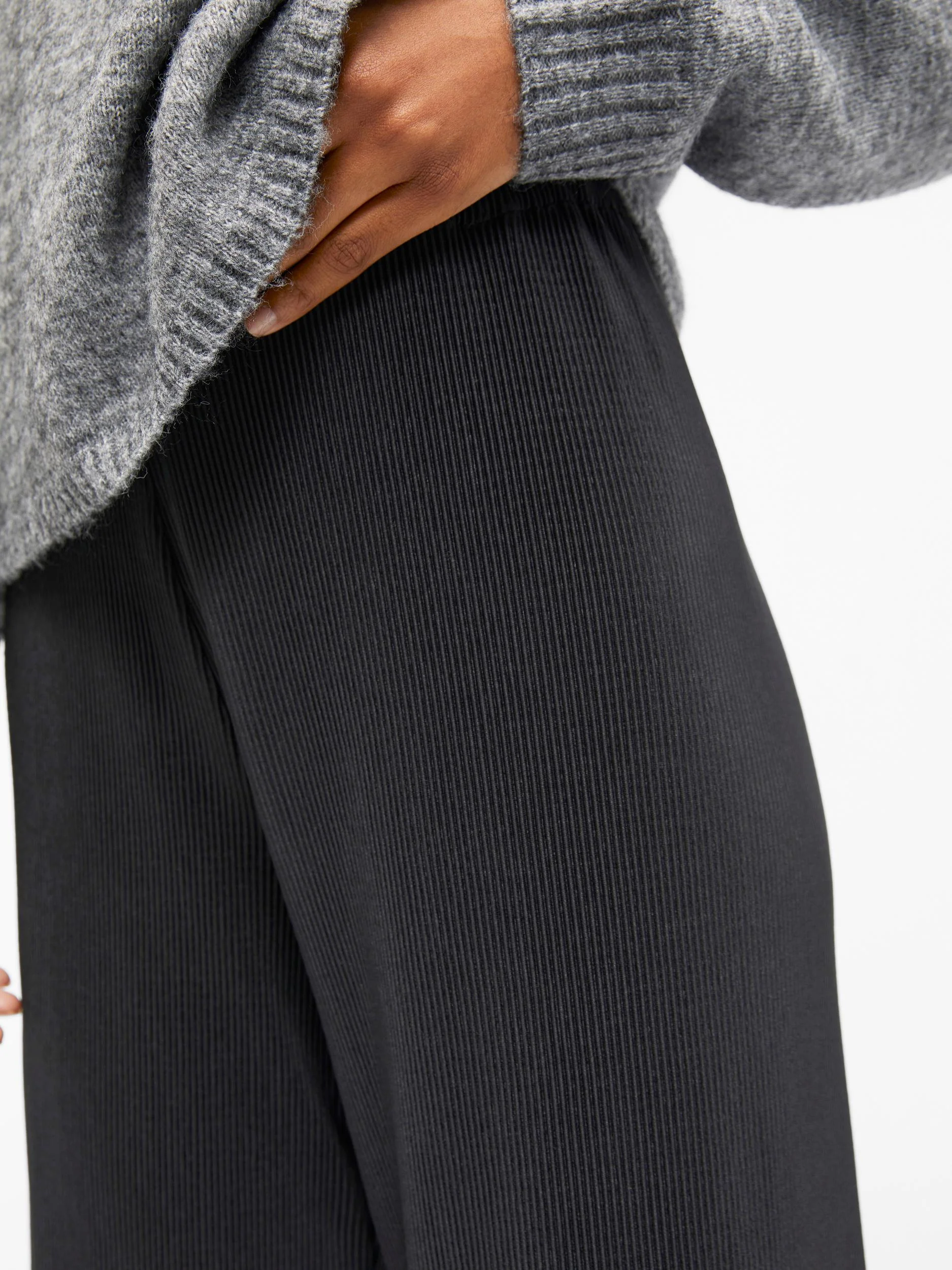 HILDA M/W PLISSE PANTS (BLACK) - Image 4