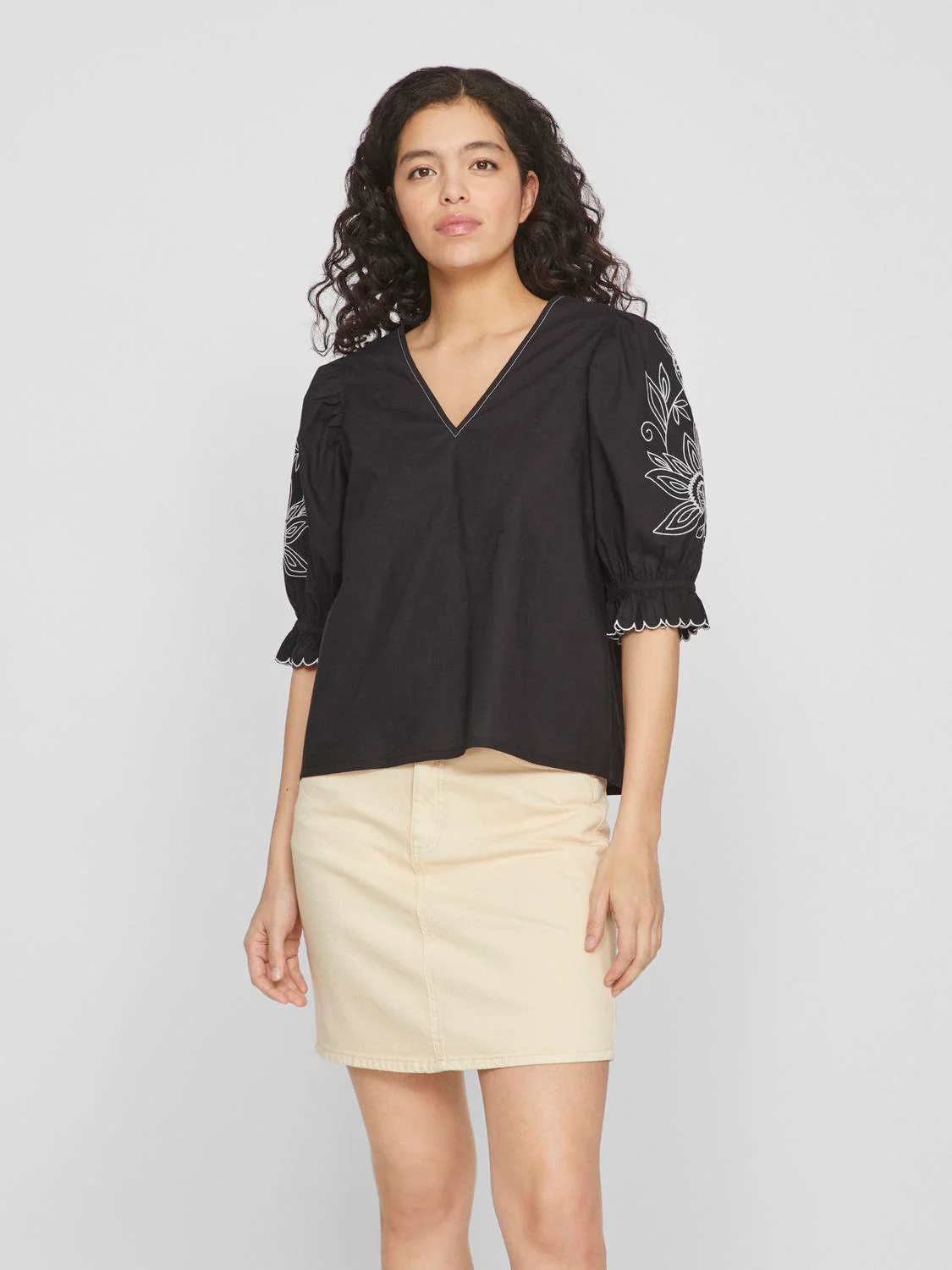 Isle V-Neck Short Sleeve Top (Black/White) - Image 2
