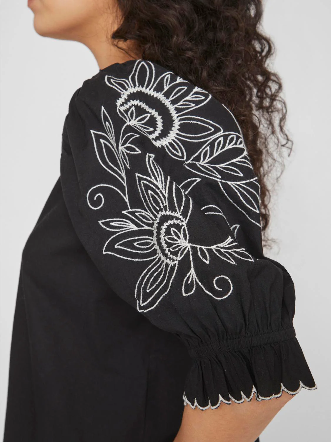 Isle V-Neck Short Sleeve Top (Black/White) - Image 3