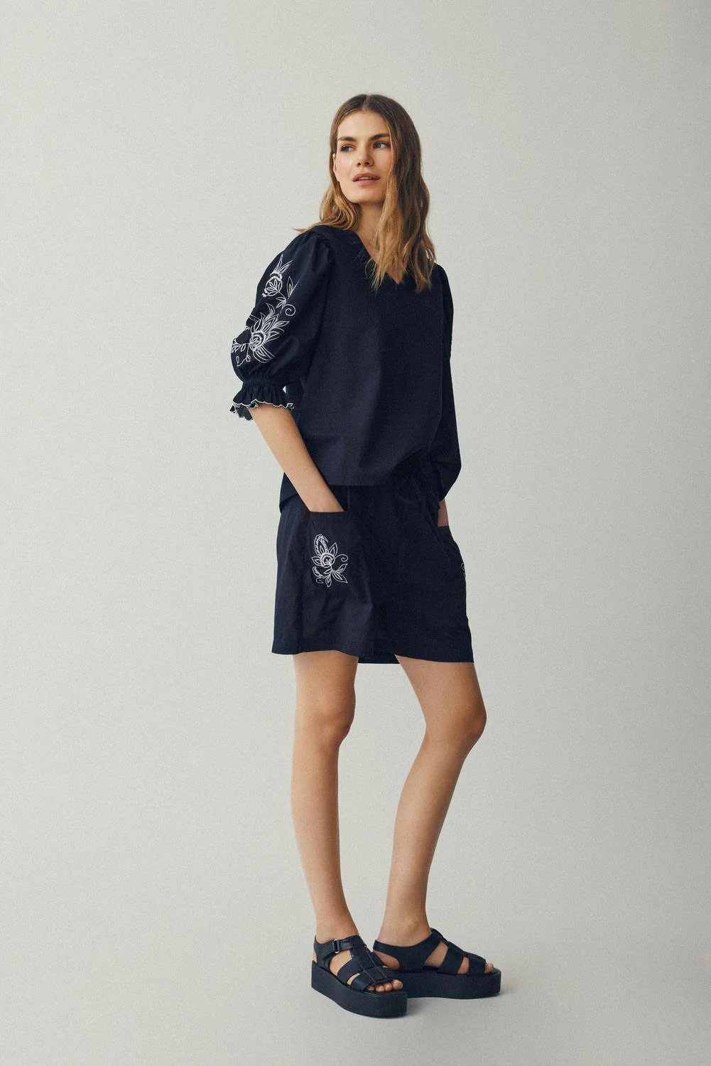Isle V-Neck Short Sleeve Top (Black/White) - Image 5