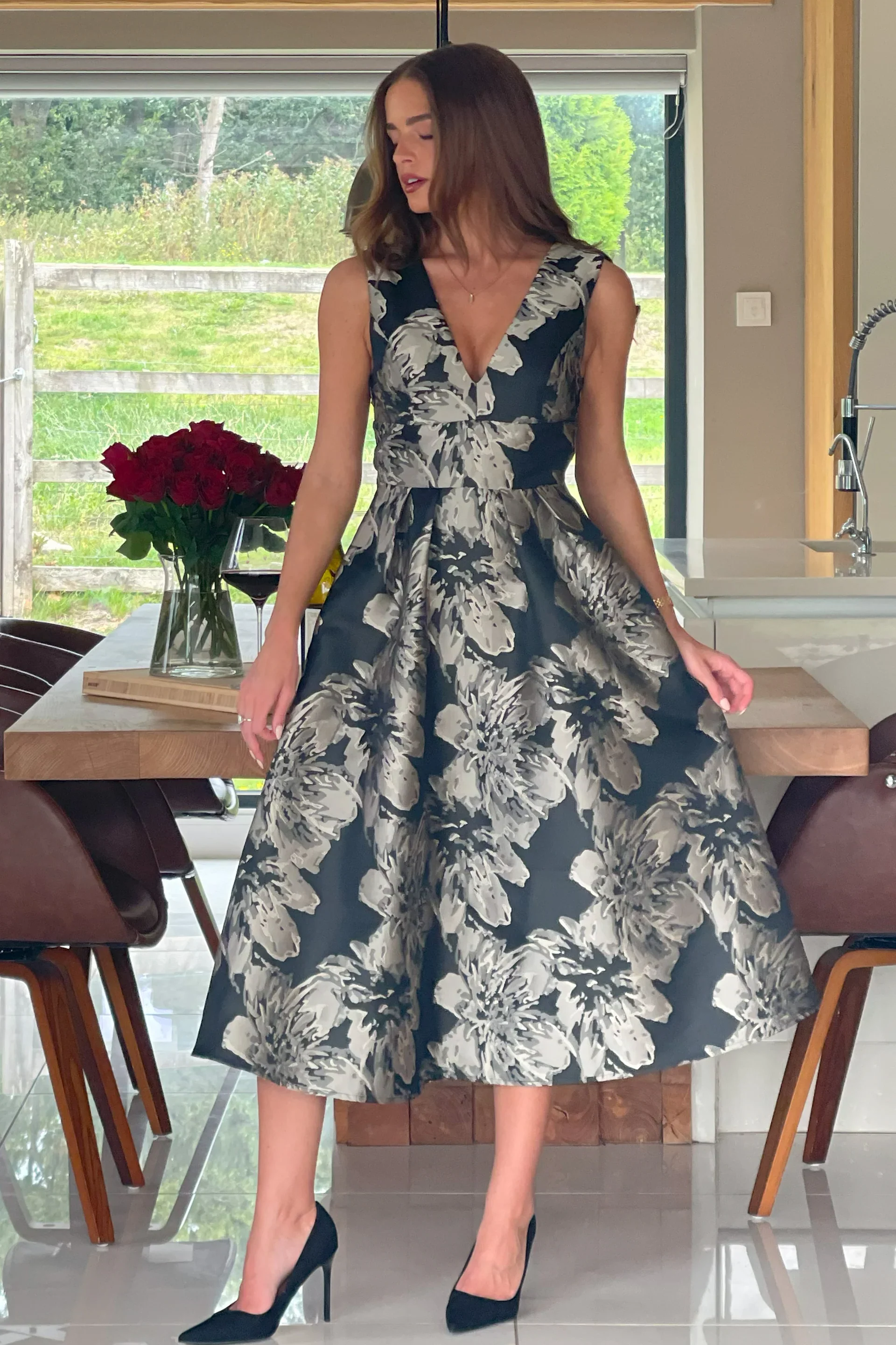 Jesinia Jacquard V-Neck Midi Dress (Black/Gold) - Image 3