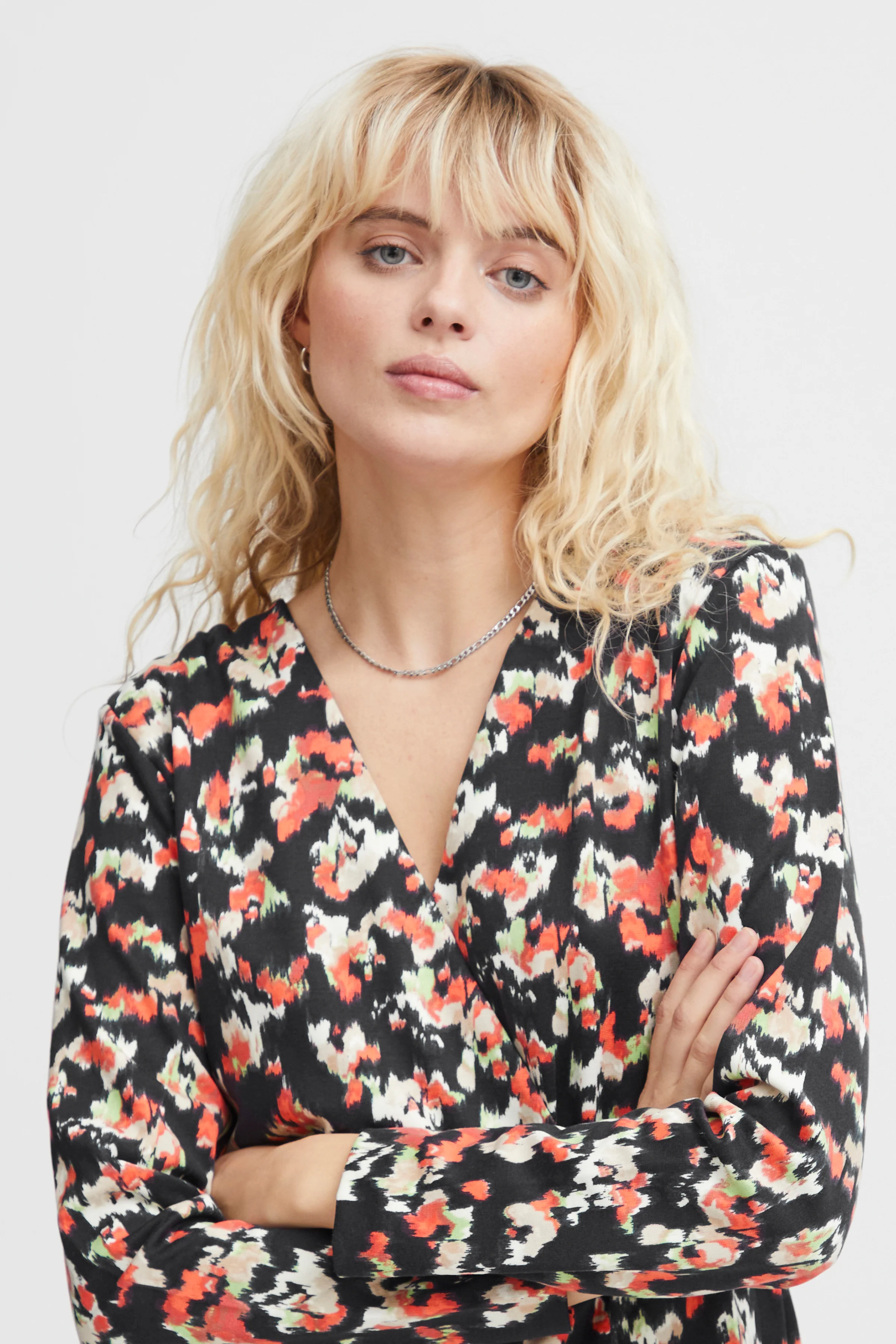 KATIE V-NECK MINI DRESS (TOTAL ECLIPSE) - Image 3