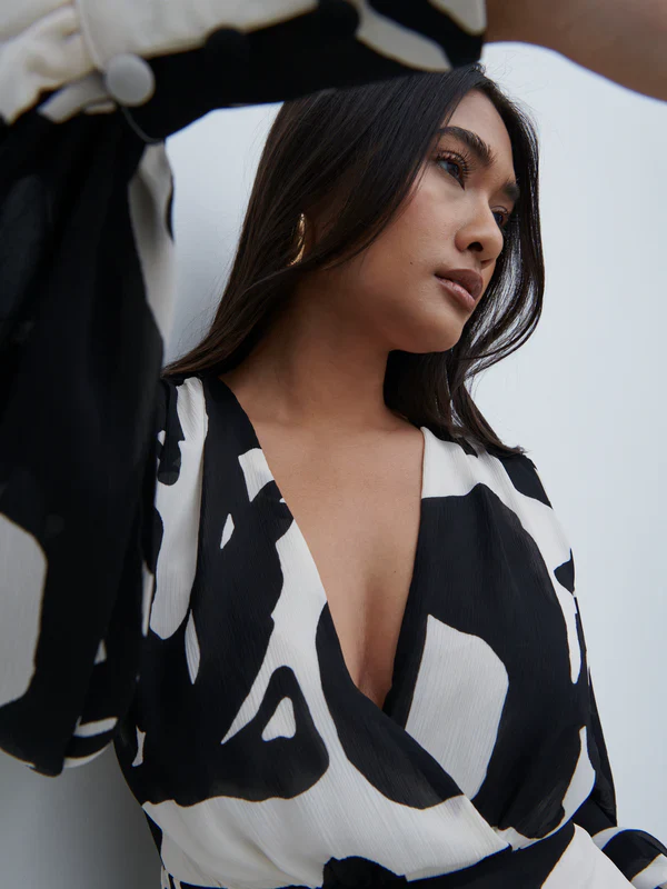 Lilianna Balloon Sleeve Midaxi Dress (Monochrome Abstract) - Image 3