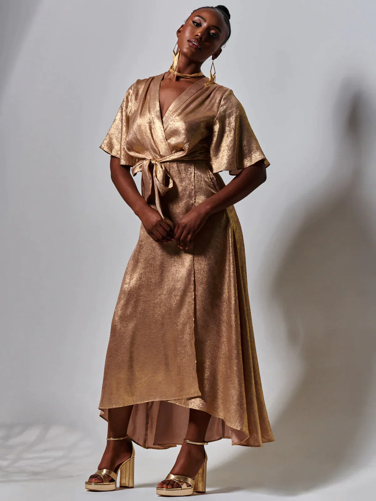 METALLIC EFFECT WRAP MAXI DRESS (GOLD) CURVE - Image 3