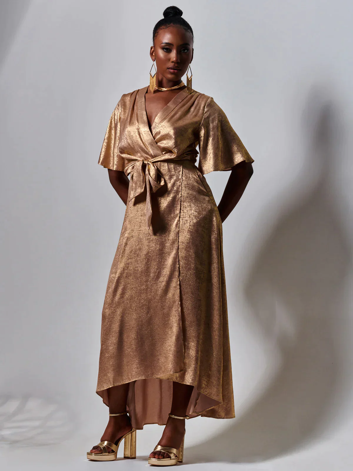 METALLIC EFFECT WRAP MAXI DRESS (GOLD) CURVE - Image 4