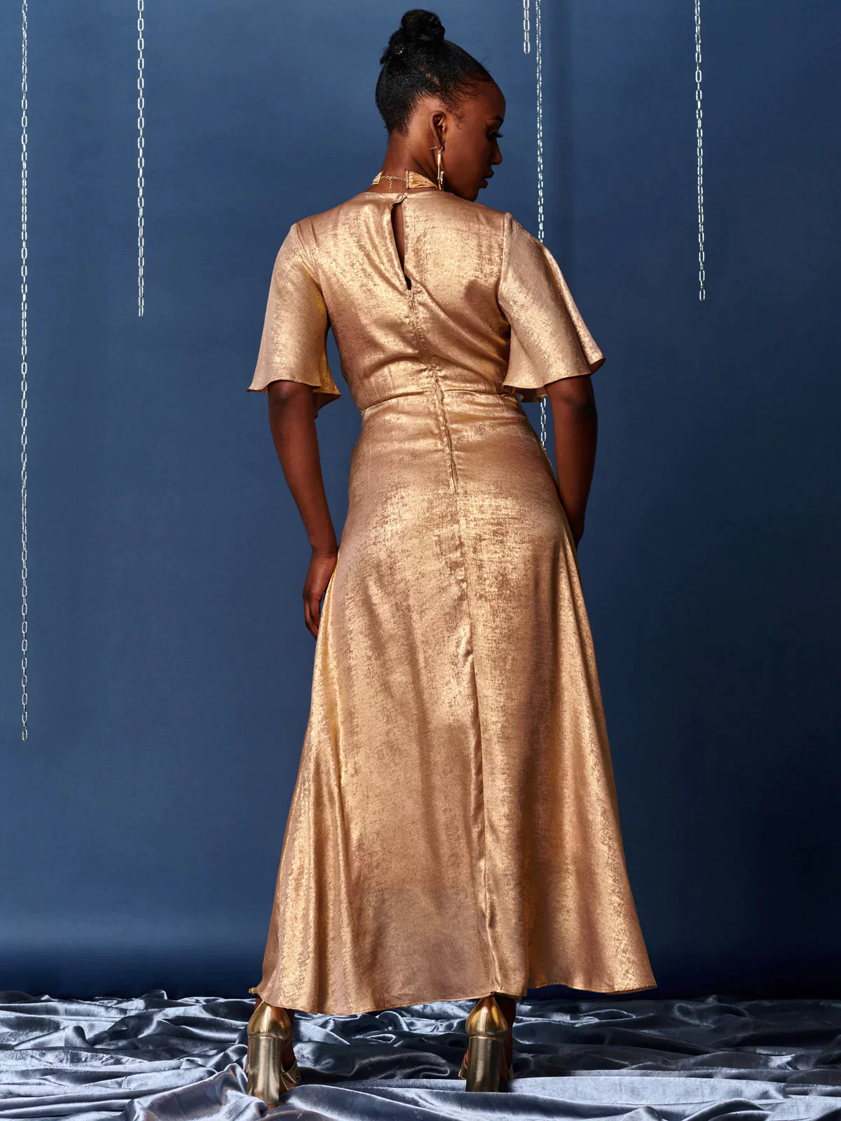 METALLIC EFFECT WRAP MAXI DRESS (GOLD) CURVE - Image 7