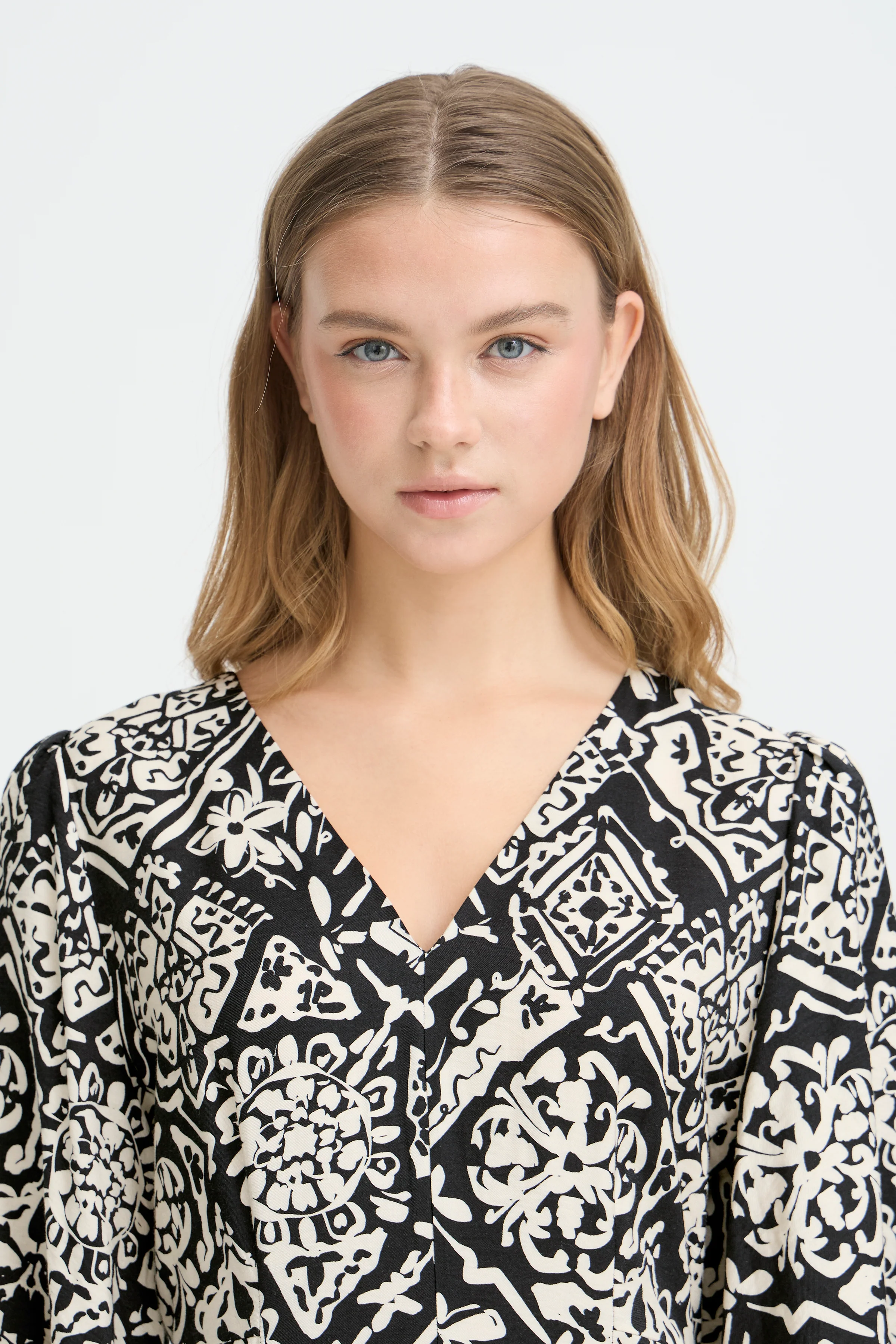 Taylor Maxi Dress (Graphic/Black) - Image 4