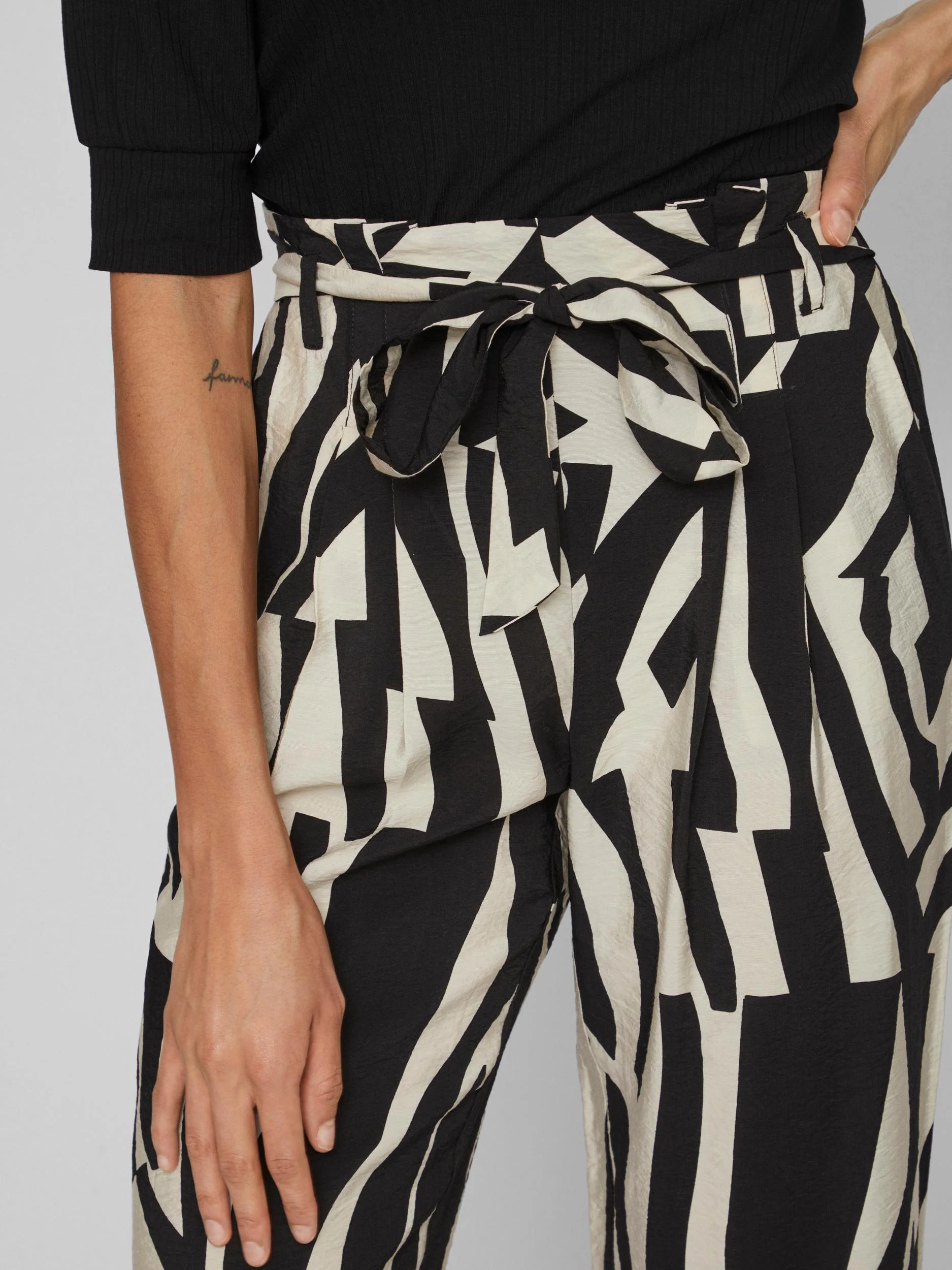 UMA PAPERBAG PANTS (BLACK/BIRCH) - Image 3